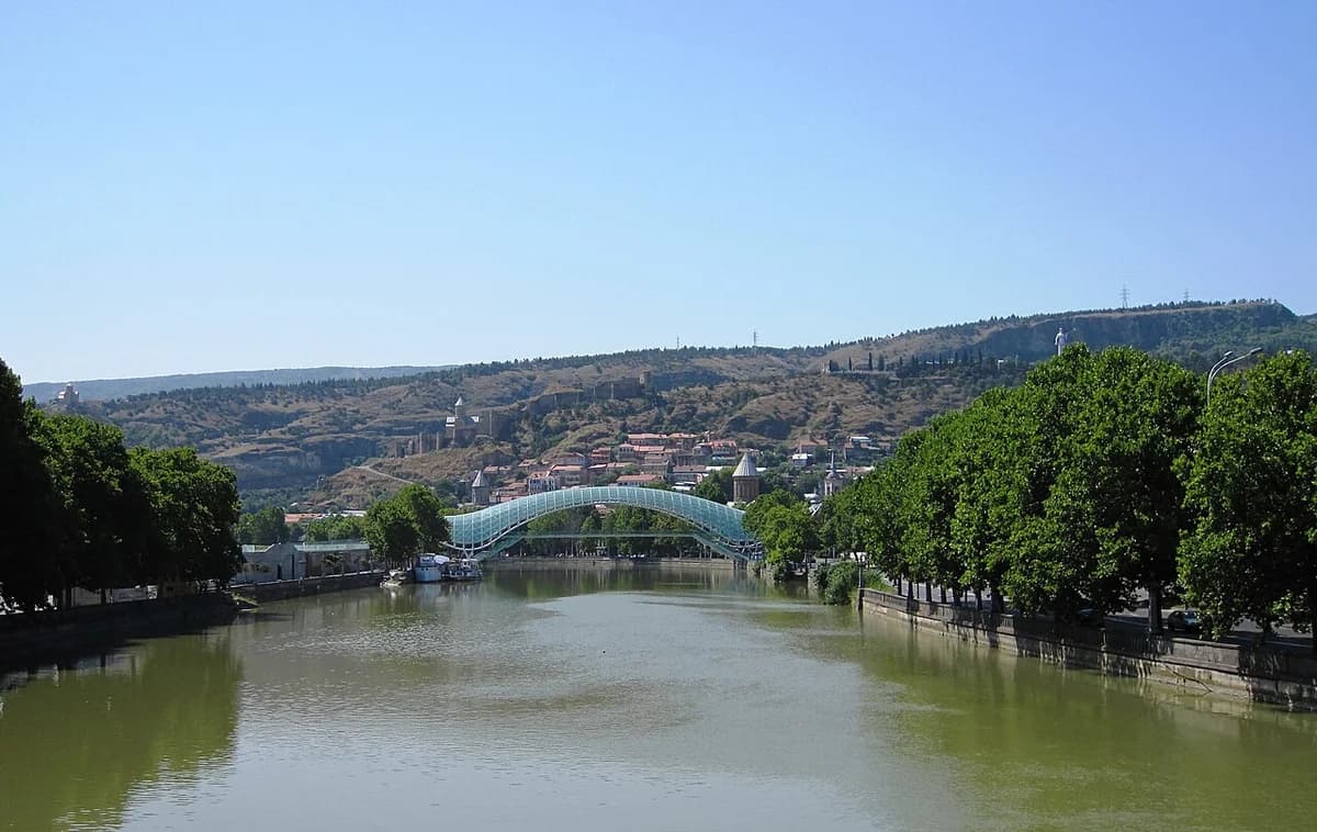Mtkvari-Fluss und geschwungene Friedensbrücke in Tiflis.