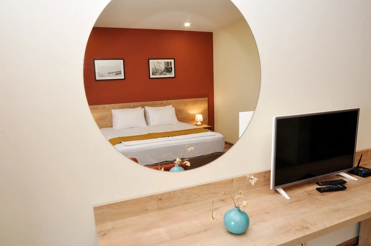 Zimmer mit rundem Wandspiegel im Babaneuris Marani