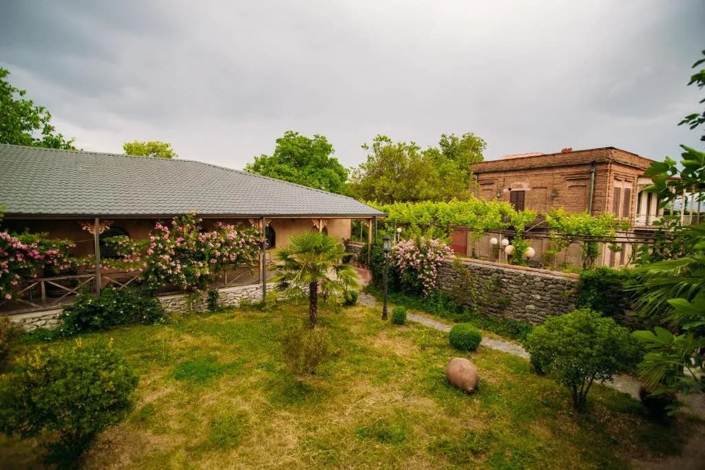 Garten und blühende Veranda von Chateau Eniseli