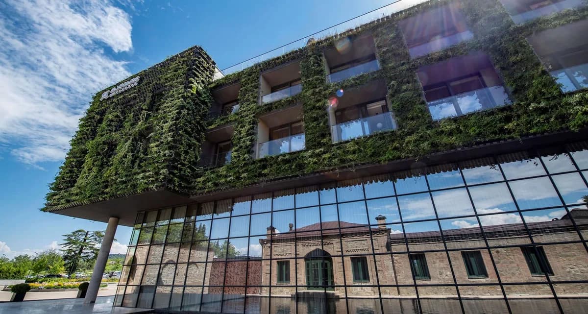 Außenansicht des Tsinandali Estate mit seiner begrünten Fassade